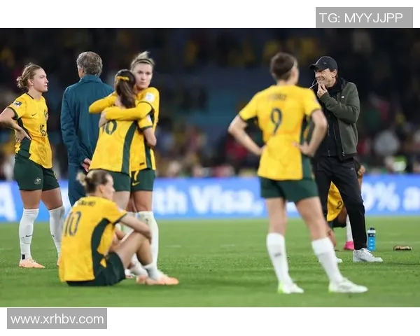 英格兰足球队在世界杯赛场夺冠,球迷欢欣鼓舞!